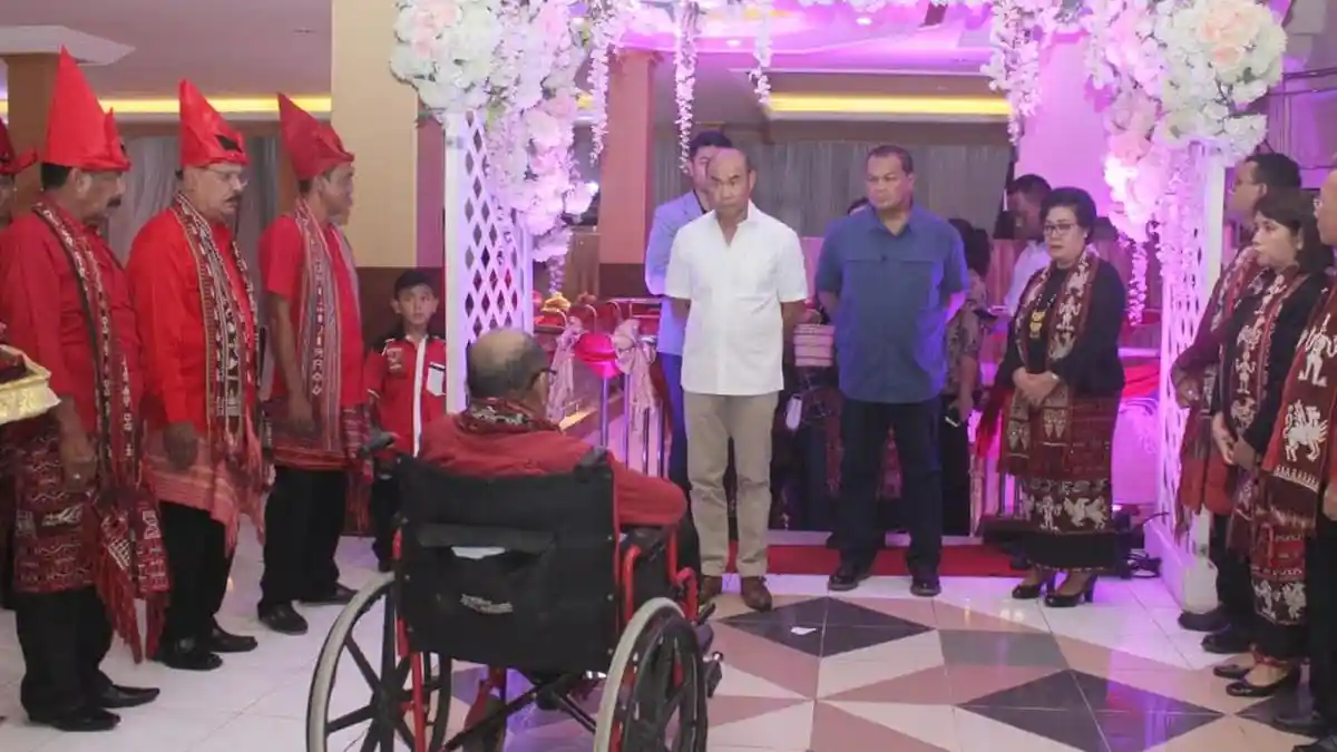 Natal Bersama Keluarga Maluku NTT, Viktor Laiskodat Disambut Tarian Likurai. Ini Makna Budayanya!