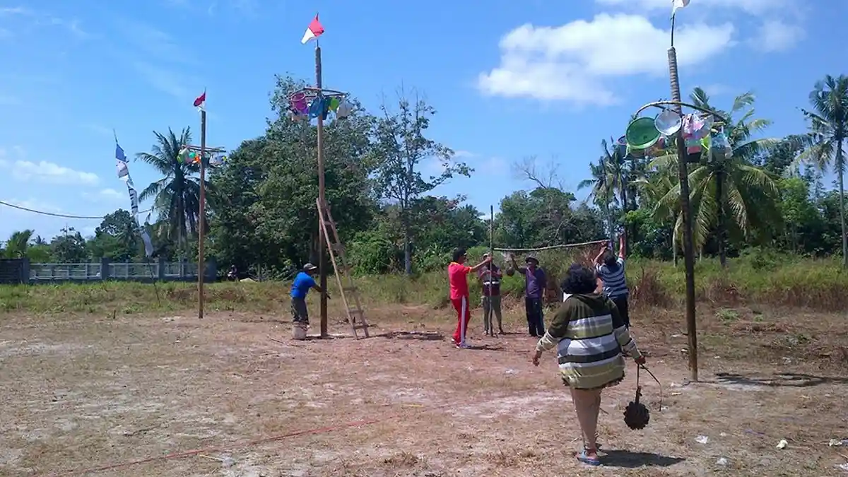 Duh Ada Hadiah Kuali di Lomba Panjat Pinang Desa Air Ketekok