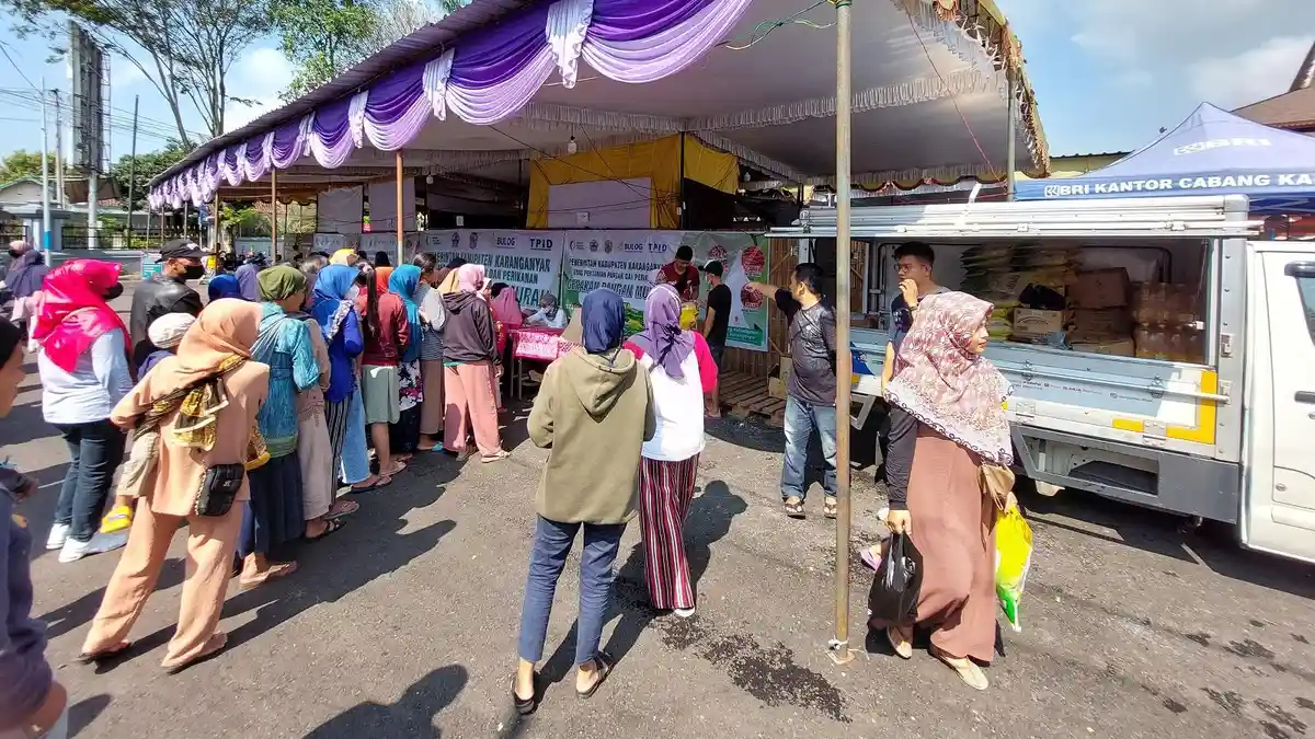 Warga Serbu Bazar Pangan Murah Pameran Gedhen di Karanganyar