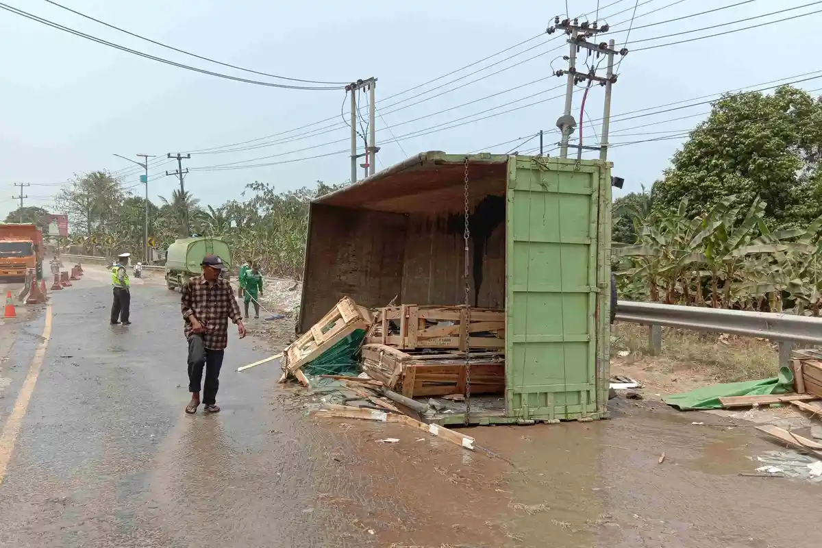 BREAKING NEWS - Kecelakaan Maut di Tanjakan Tarahan, Sopir Truk dan 2 Pemotor Meregang Nyawa