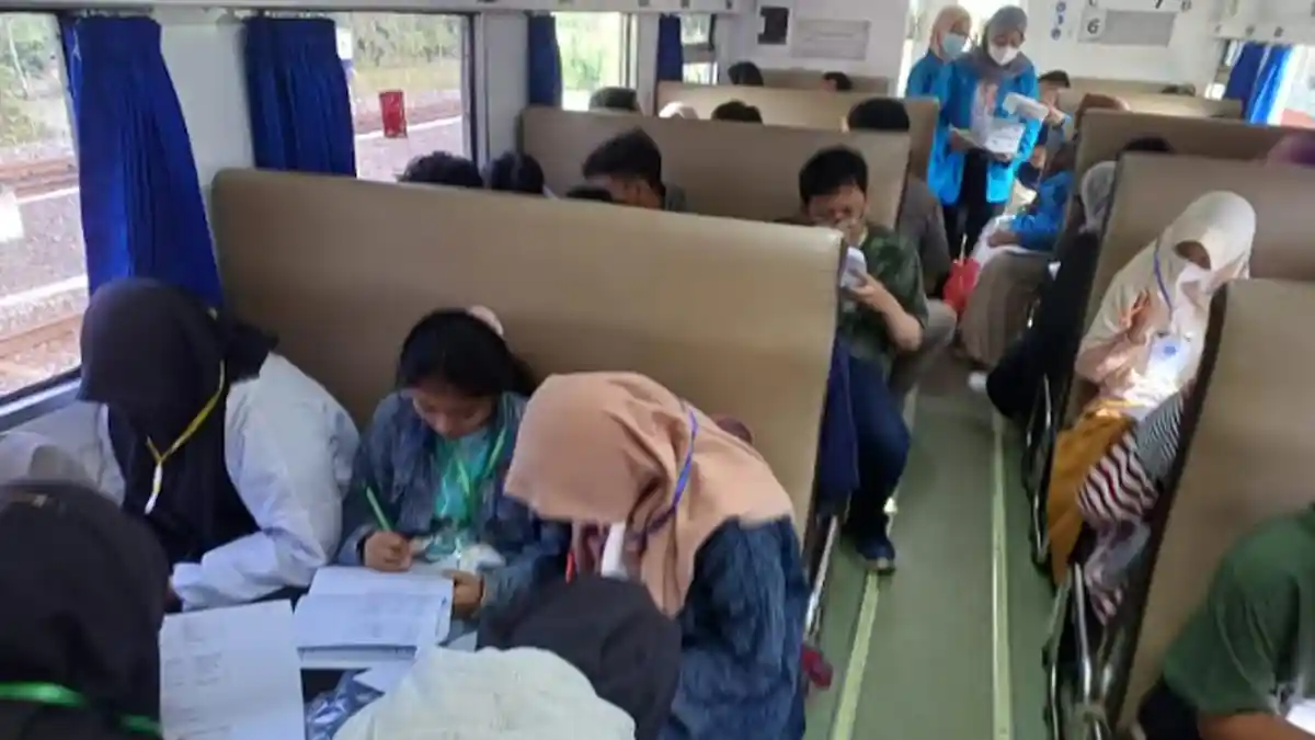 Prodi Pendidikan Bahasa Inggris IKIP Widya Darma Surabaya Ajak Siswa Belajar di Kereta Api