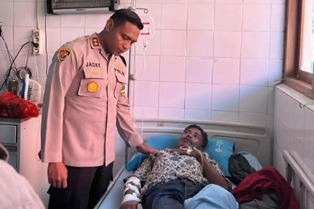 Kapolres Sumba Timur Jenguk Korban Kecelakaan di RSUD Umbu Rara Meha