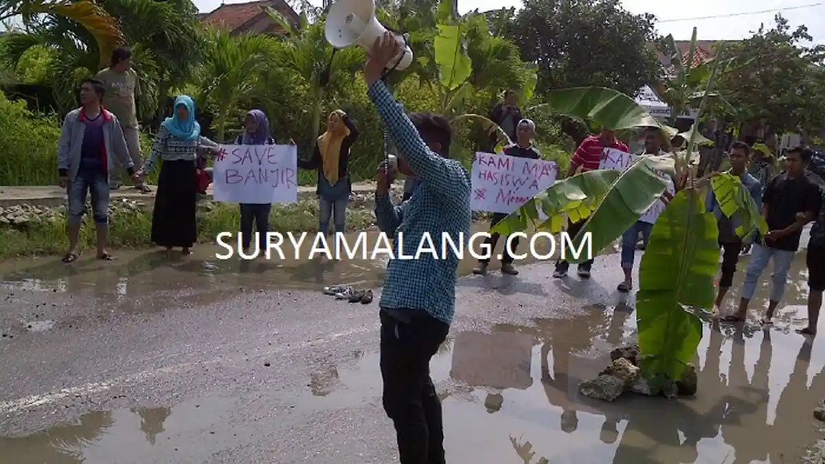 Rektor UTM Miris Melihat Mahasiswanya Berangkat Kuliah Bertelanjang Kaki Menerobos Genangan Air