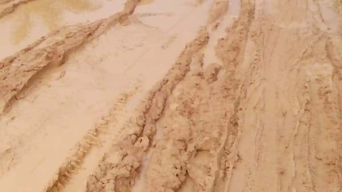 Musim Hujan, Akses Jalan di Desa Suak Putat, Sekernan, Kabupaten Muarojambi, Sulit Dilalui