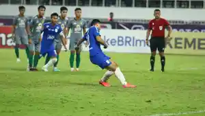 Eksekusi-penalti-pemain-PSIS-Semarang-Vitinho-gagal.jpg