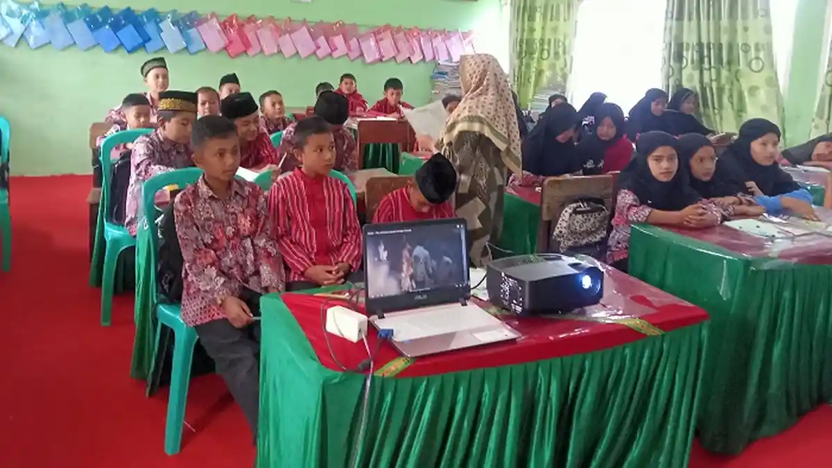 Mahasiswa Unimal Ajak Murid SD Desa Jorong Sumbar Nonton Film Sejarah Sumpah Pemuda