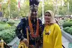 VELIX-WANGGAI-Velix-Wanggai-saat-berfoto-bersama-istrinya-dalam-sebuah-acara.jpg