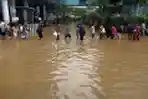 Menerobos Banjir Menuju Tempat Kerja