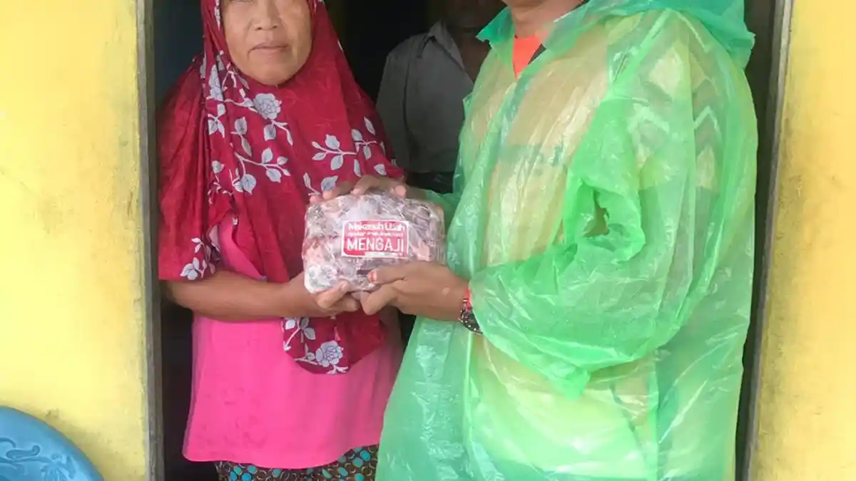 Tebar Kebaikan, Relawan Sayang Bagikan Daging Pada Guru Ngaji
