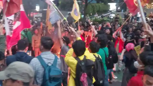 Demo di Jalan MH Thamrin Ricuh, Mahasiswa Bakar Ban hingga Dorong-dorongan dengan Polisi