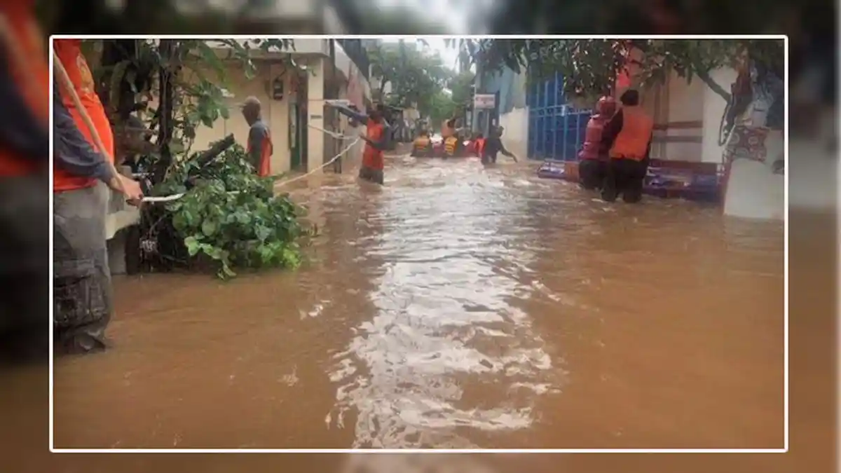 Jakarta Banjir, Warga Kembangan Dulang Rezeki, Jasa Angkut Motor Pakai Gerobak Laris