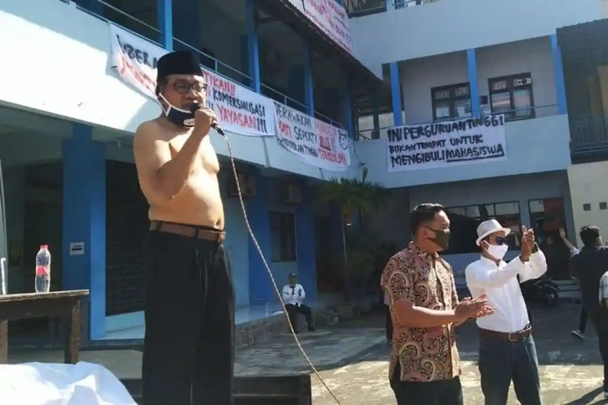 Tuntut Transparansi dari Yayasan, Rektor Uniba Lakukan Aksi Lepas Baju dan Mengundurkan Diri