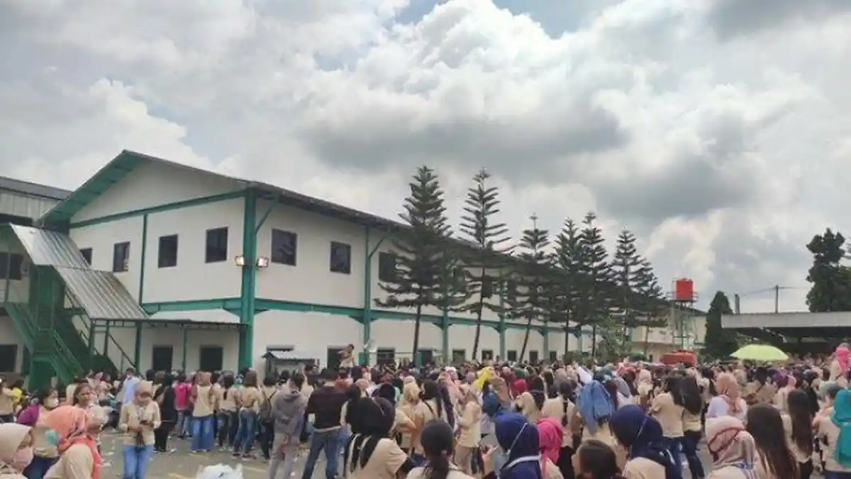 Ribuan Buruh PT Nesia Pan Pacific Knit Semarang Unjuk Rasa: Izin Sakit, Gaji Dipotong