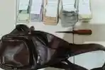 barang-bukti-uang-tas-dan-obeng-yang-diamankan-dari-pelaku-sarwani.jpg
