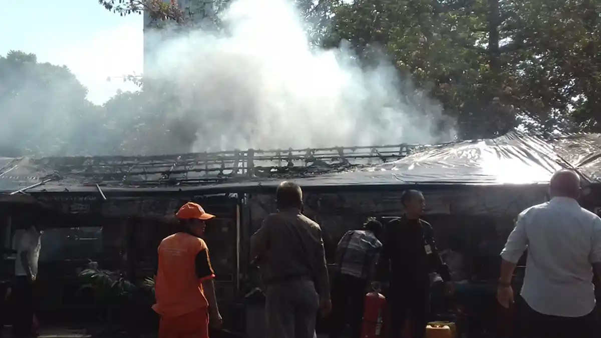 2 Warung Nasi di Sebelah KPK Dilalap Si Jago Merah