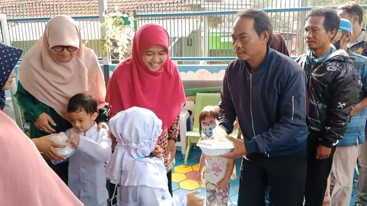 One Day One Hadits, Anjuran Saling Tolong Menolong Kepada Orang yang Membutuhkan Bantuan