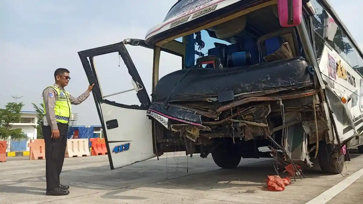 Kecelakaan Adu Banteng di Tol Pemalang: BR-V Lawan Arah Hantam Bus Bonek, Pengemudi Masih Kritis