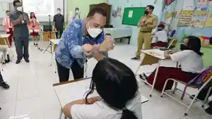 Wali-Kota-Eri-Cahyadi-meninjau-SD-di-Surabaya.jpg