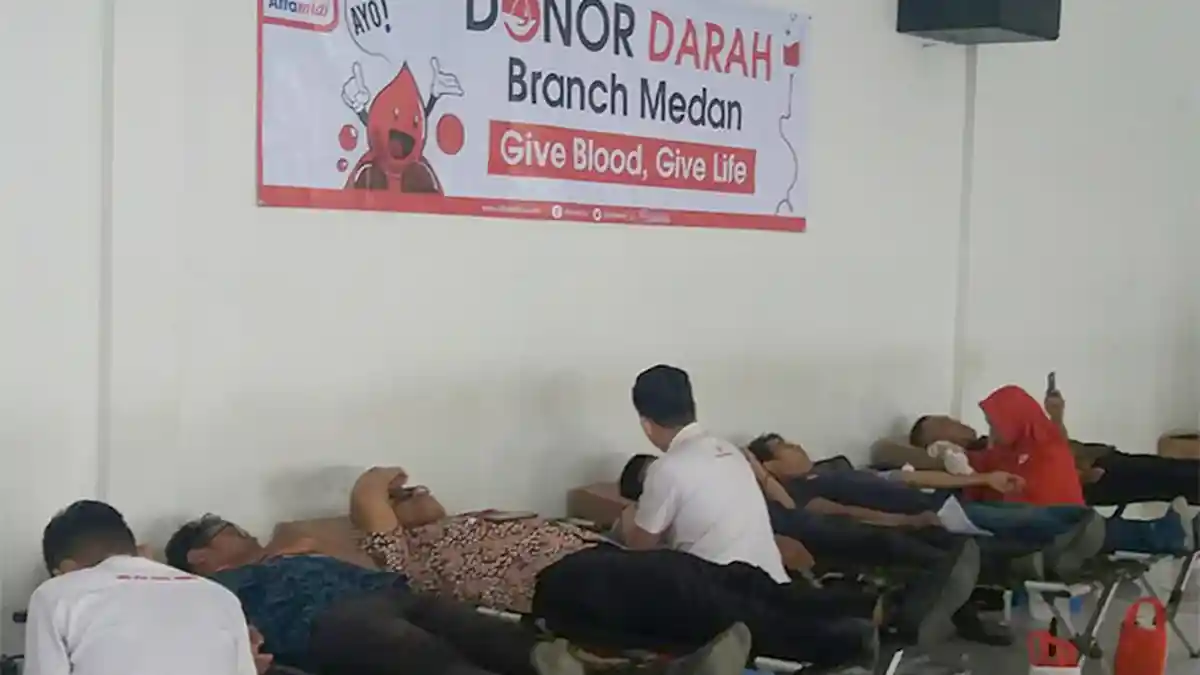 Karyawan Alfamidi Medan Melakukan Aksi Donor Darah 'Give Blood, Give Life'