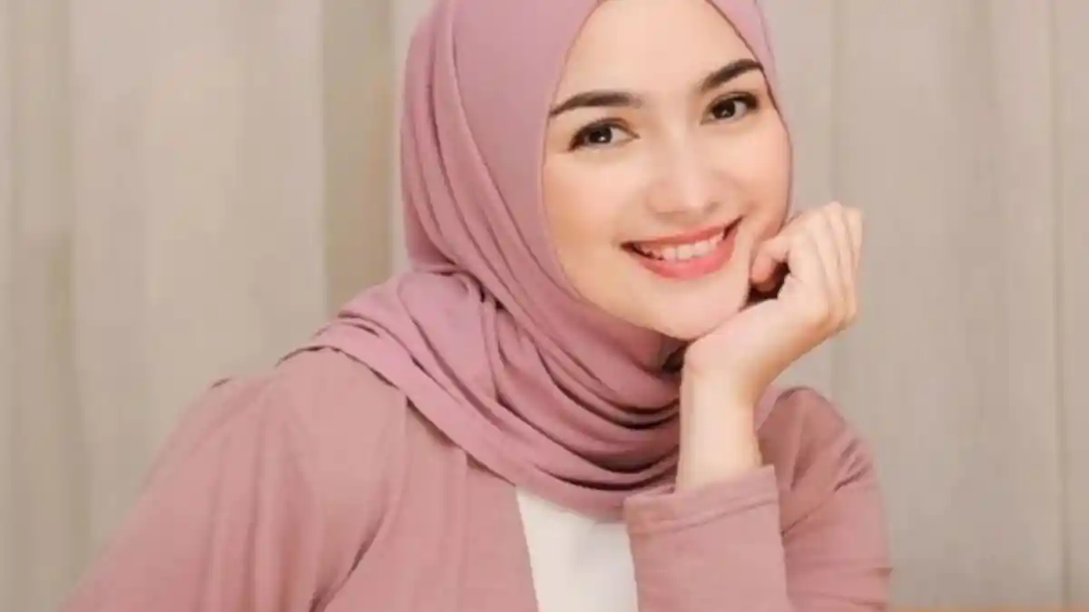 Citra Kirana Sumbangkan Baju Saat Jalani Ibadah Haji