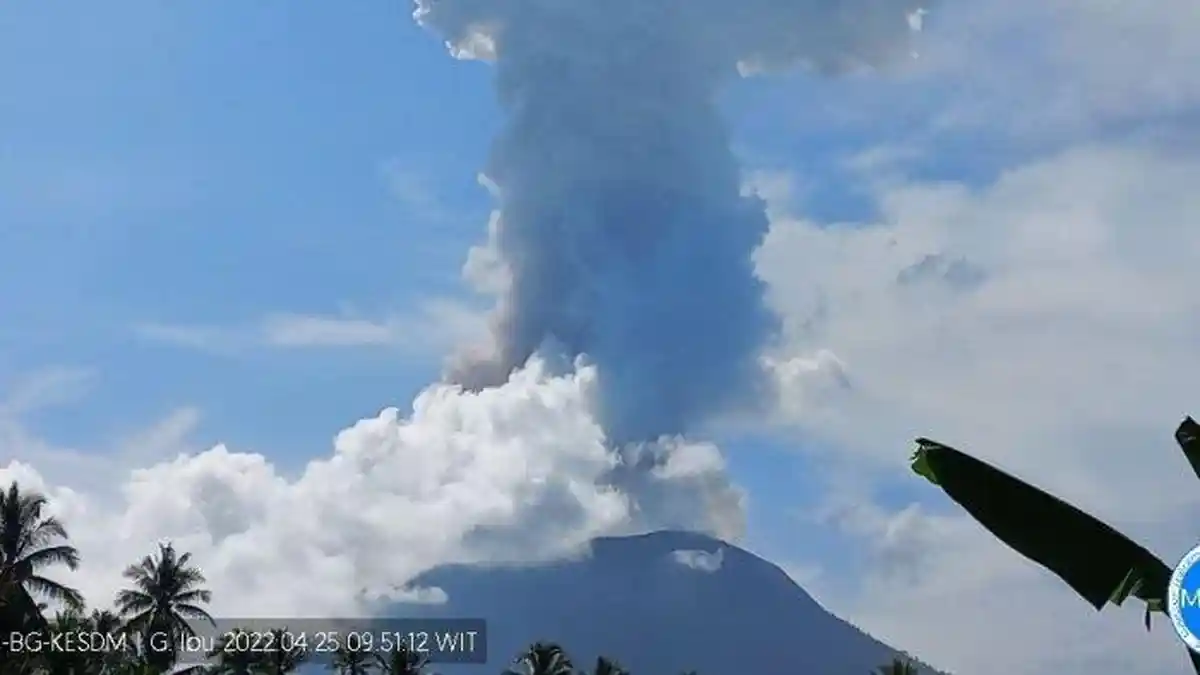 BREAKINGNEWS: Gunung Ibu di Halmahera Barat Terus Erupsi, Warga Empat Desa  Diminta Waspada