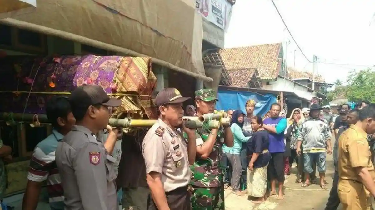Isak Tangis Keluarga Mengiringi Pemakaman 3 Remaja yang Tewas di Gunung Tampomas