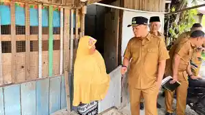 Agung_Nugroho_berkomunikasi_dengan_satu_penghuni_bangunan_liar_di_Rumbai.jpg