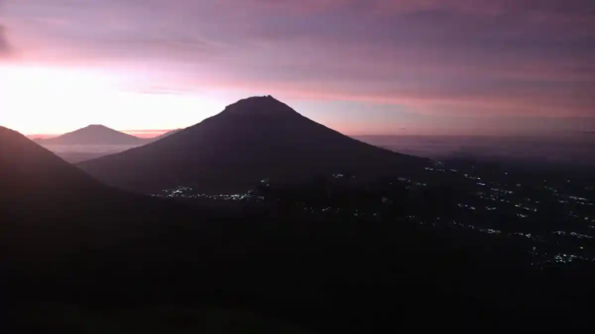Di Bongkeng Sunrise Camp Gunung Kembang, Matahari Menyapa dari Balik Merbabu