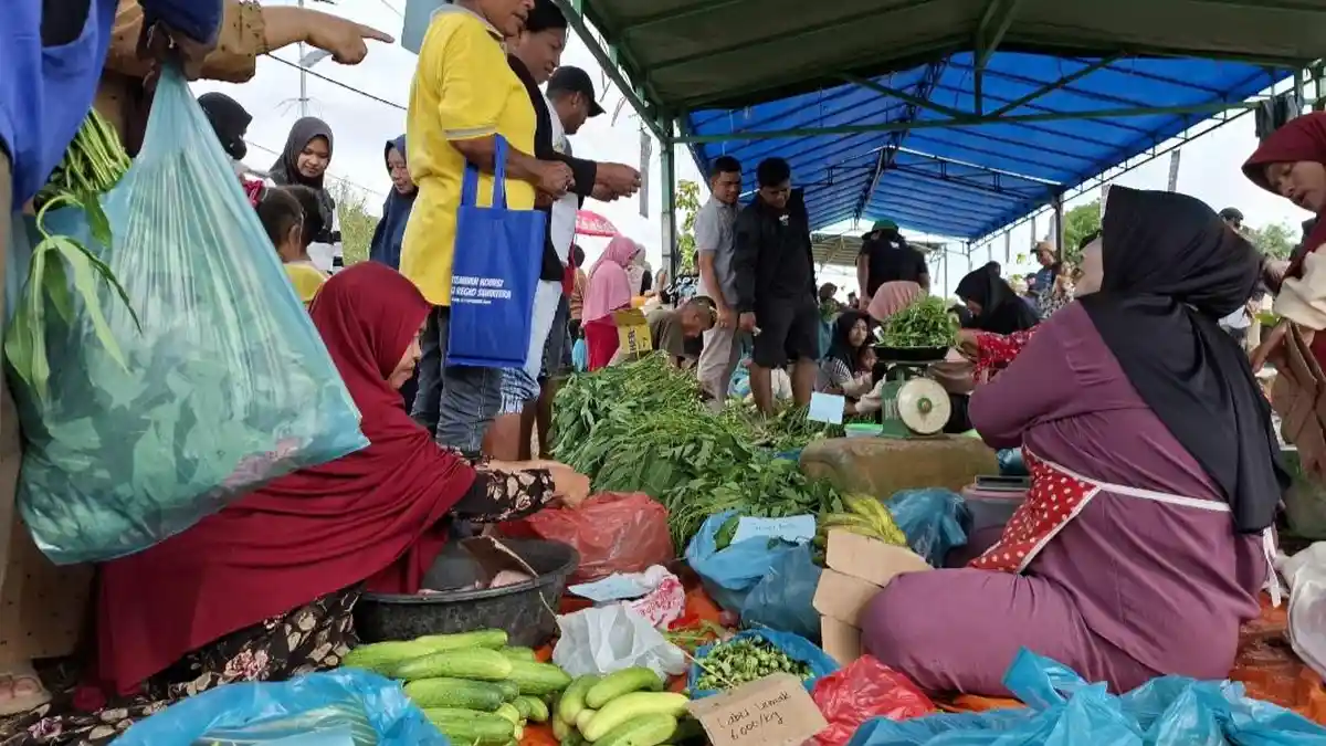 Warga Batam Serbu Pasar Rakyat Melawan di Rempang, Harga Sayur Hingga Buah Super Murah 