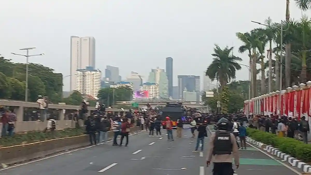 Polisi Tangkap 301 Pendemo Saat Aksi Tolak UU Pilkada di DPR RI, Diamankan di Polda dan Polres