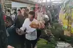 Kunjungi Pasar Sekip Palembang, Jokowi Diserbu Emak-emak Ajak Selfie, Warga Teriak 'Minta Baju Pak' 