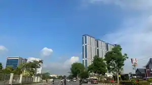 Langit-Batam-Center-Rabu-84-pagi-berawan-lalu-lintas-jalan-raya-tampak-lengang.jpg