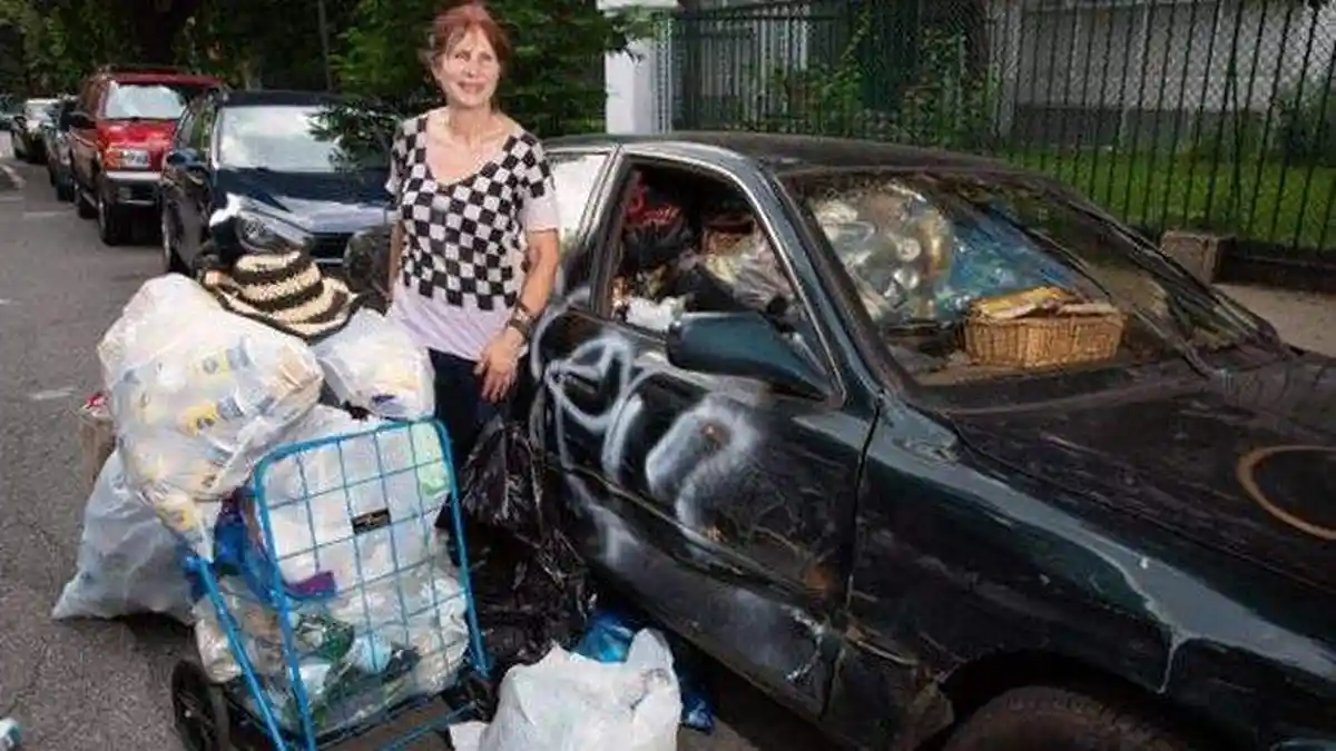 Kaya Raya, Wanita Ini Justru Pilih Jadi Pemulung Sampah di Jalan Pakai Mobil Bobrok