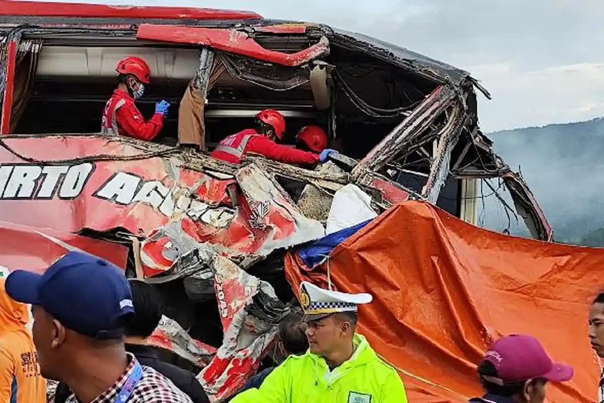Korban Kecelakaan Maut Bus vs Truk di Tol Pandaan-Malang Dievakuasi, Banyak yang Patah Tulang