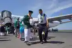 1-Jemaah-haji-Debarkasi-Surabaya-saat-tiba-di-Bandara-Juanda-Surabaya.jpg