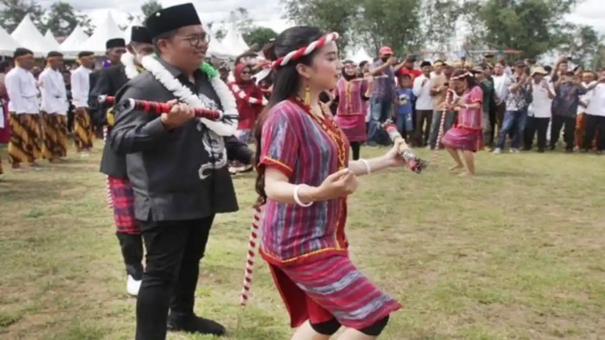 Agenda Erau Adat Benua Tuha di Desa Sabintulang Kukar, Suguhkan Tarian Kolosal