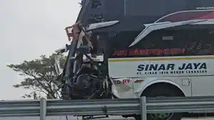 BERUNTUN-Bus-Sinar-Jaya-Terlibat-Kecelakaan-Lalu-Lintas-di-ruas-Tol-Nganjuk.jpg