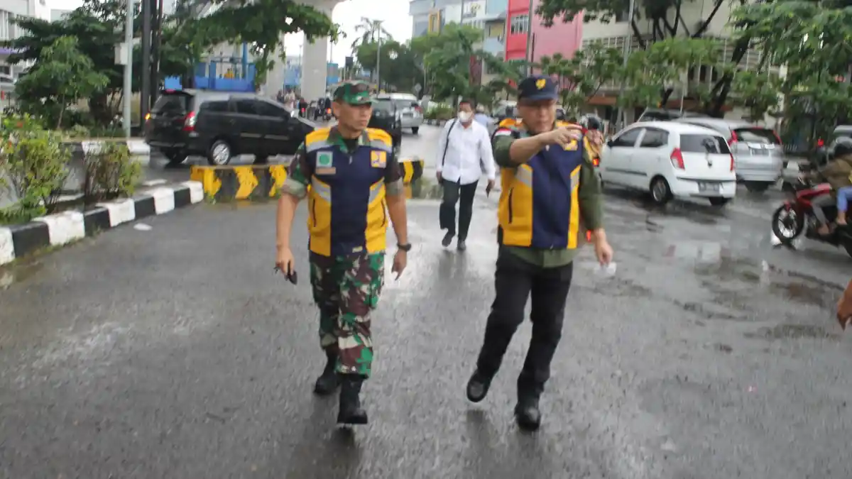 Siaga Banjir, Dandim Letkol Sumarlin dan Kadis PUPR Palembang Bastari Keliling Kota