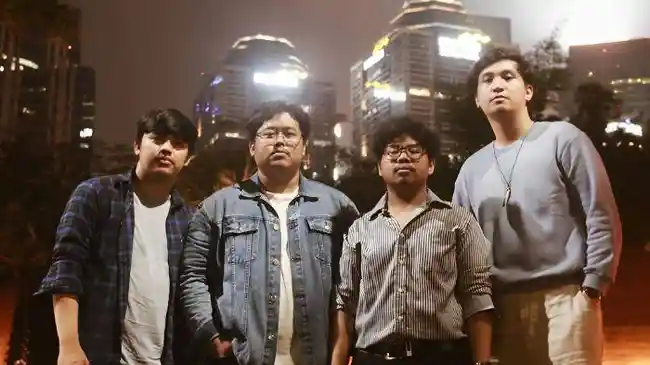 Balada Romansa Tak Berbalas dalam Single Halunan