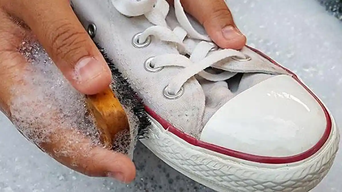 3 Tip Membersihkan  Sepatu Putih yang Menguning, Bahan-bahannya Mudah Didapat