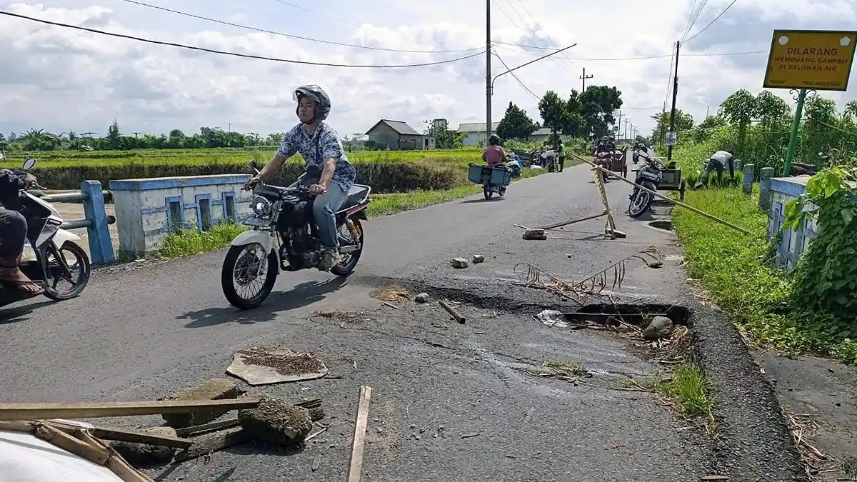 Jembatan Sawentar-Bangle Blitar Ambles: Nyawa Pengendara Terancam, Jalur Lumpuh Separuh