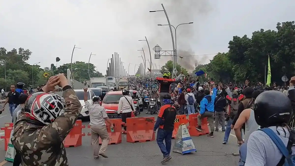 VIDEO: Polisi Sekat Perbatasan Kabupaten dan Kota Bekasi