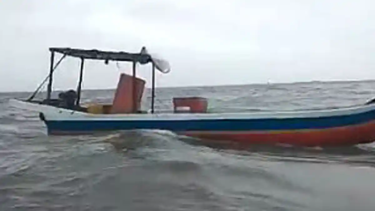 Viral Sebuah Kapal Kecil Berlayar tanpa Orang, Jasad Pria Ditemukan di Laut