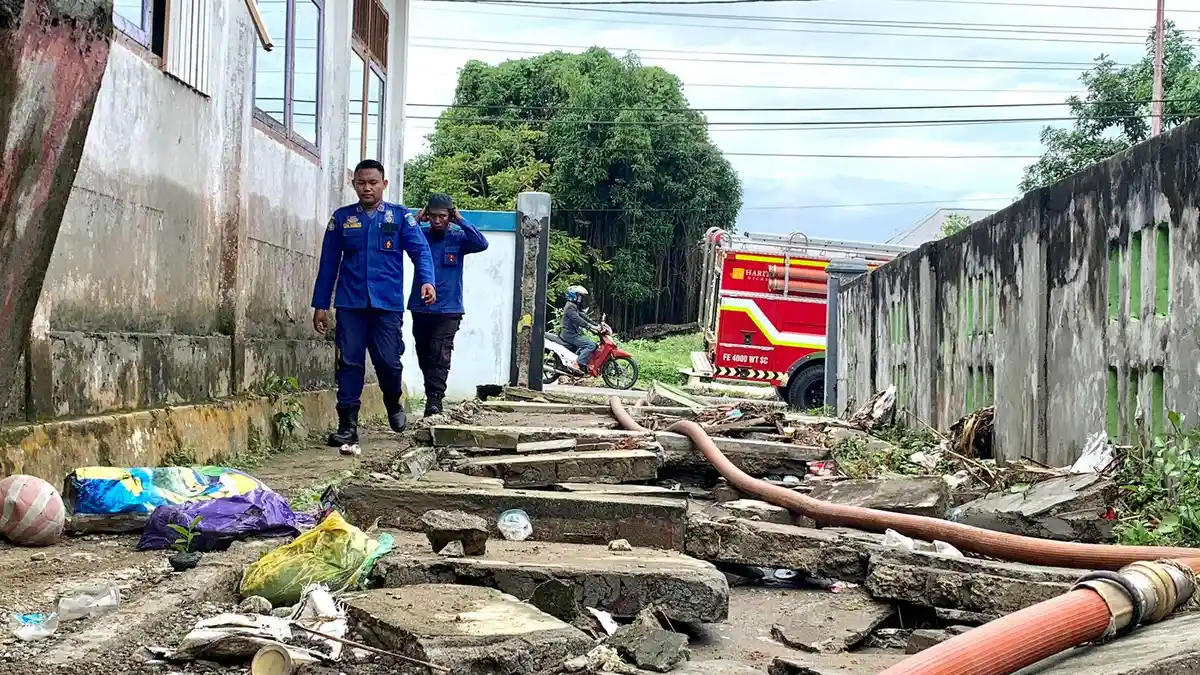 Hujan Deras, Pagar Beton SD 160 Halmahera Selatan Roboh Dihantam Banjir