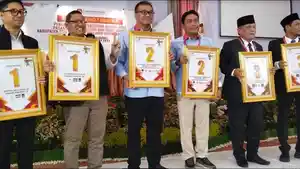 Para-Calon-Bupati-dan-Wakil-Bupati-Deli-Serdang-menunjukkan-nomor-urut-yang-didapat.jpg