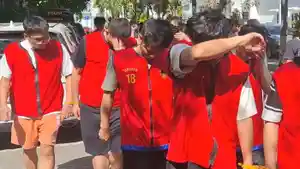 Jejak-Sindikat-Scamming-Sekap-2-Warga-Jepang-di-Surabaya-Pakai-Seragam-Polisi-Tokyo-untuk-Menipu.jpg