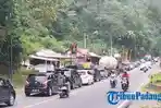 Antrian-panjang-kendaraan-di-Jalan-Lintas-Bukittinggi-Padang-di-Lembah-Anai1.jpg