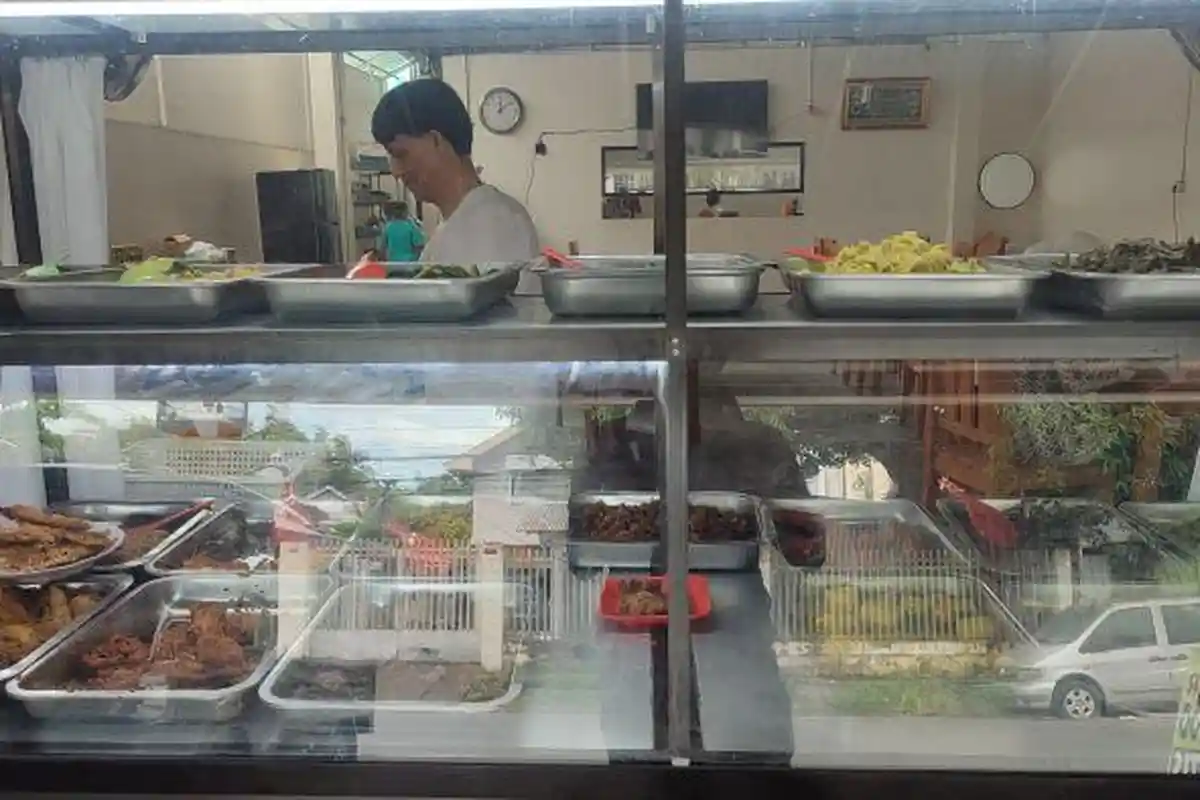 Pantas Selalu Ramai, Warung Makan Sultana Manado Tawarkan Semua Menu Rp15 Ribu dan Gratis Minum