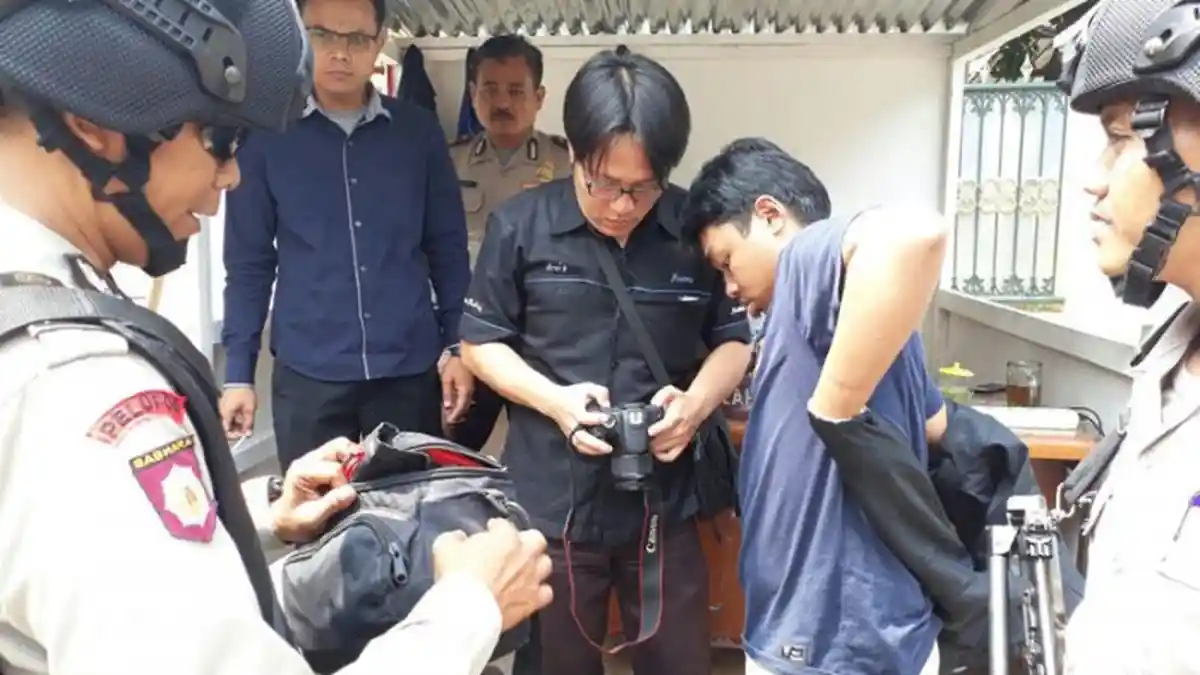 Pelajar Ini Disangka Teroris Gara-gara Memotret Kantor Polsek Pesanggrahan Tanpa Izin