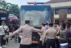 Sidang Perkara "Tongtek Maut" di Pati Ricuh, Keluarga Korban Lempar Sandal ke Mobil Tahanan